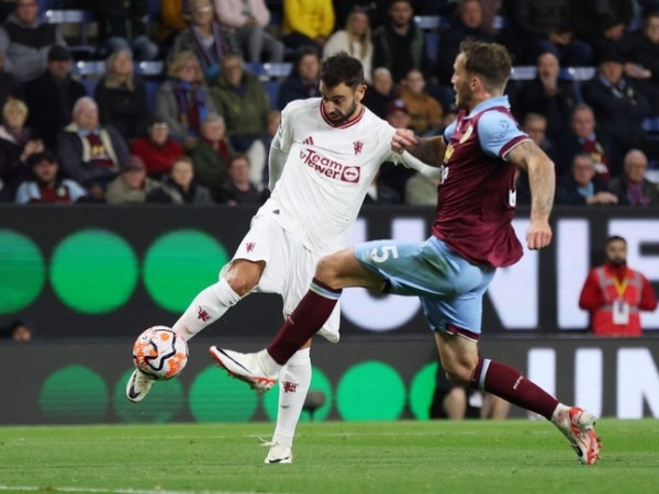 Fernandes lập công, Man United thắng Burnley tạm qua cơn khủng hoảng