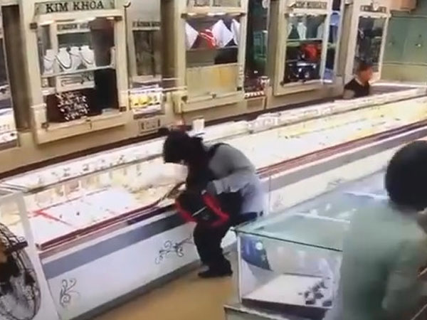 Video: Đôi nam nữ mang súng đi cướp tiệm vàng ở Khánh Hòa