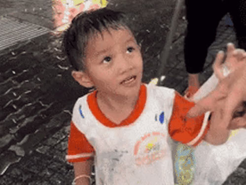 Đem xấp tiền lẻ tới mua cơm, cậu bé bán vé số thuật lại lời dặn của bà khiến chủ tiệm bối rối