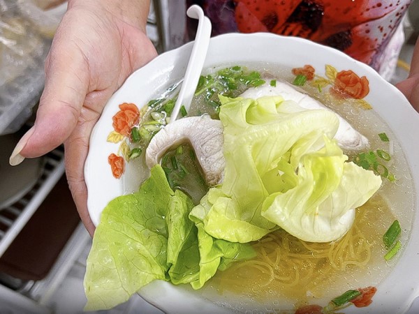Bữa sáng chất lượng cùng tô hủ tiếu mì cá bớp, bên hông Bưu điện Chợ Lớn