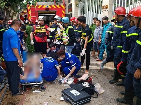 Nạn nhân trong vụ sập nhà 4 tầng ở TP.HCM bị dập phổi, gãy xương