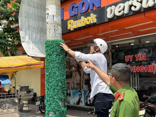 Dán quảng cáo rao vặt, chủ nhà trọ bị công an đưa đi bóc xóa
