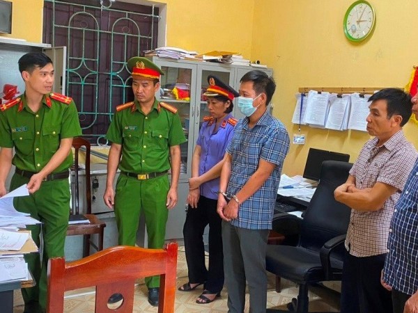 Bắt cán bộ xã ăn chặn tiền trợ cấp thờ cúng liệt sĩ