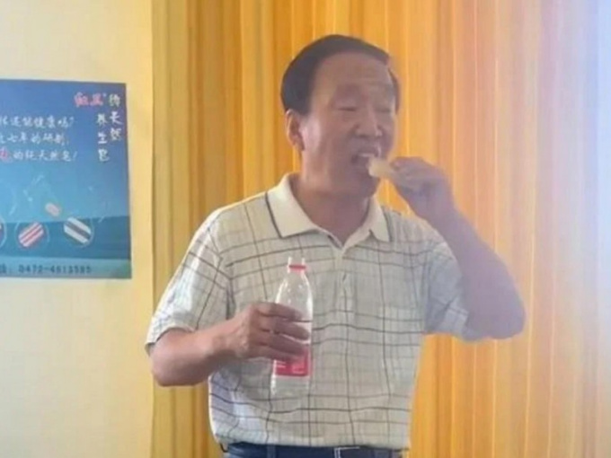 Chủ tịch công ty Trung Quốc ăn xà phòng để chứng minh an toàn