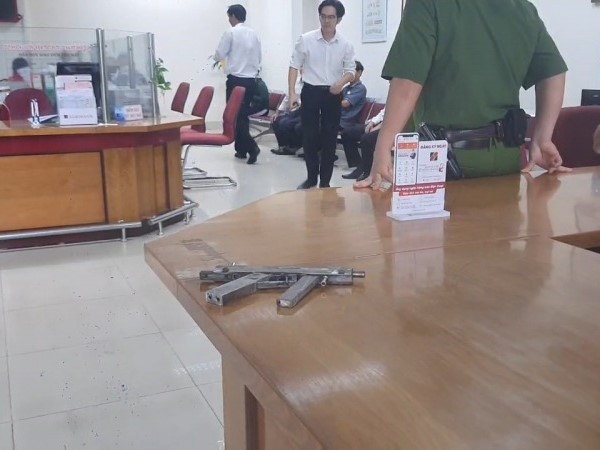 Truy bắt đối tượng cướp ngân hàng bất thành, vứt súng bỏ chạy