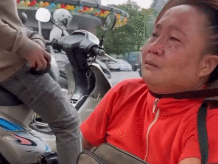 CLIP: Xót xa người phụ nữ không tay, không chân bị lừa tráo 840 tờ vé số cũ