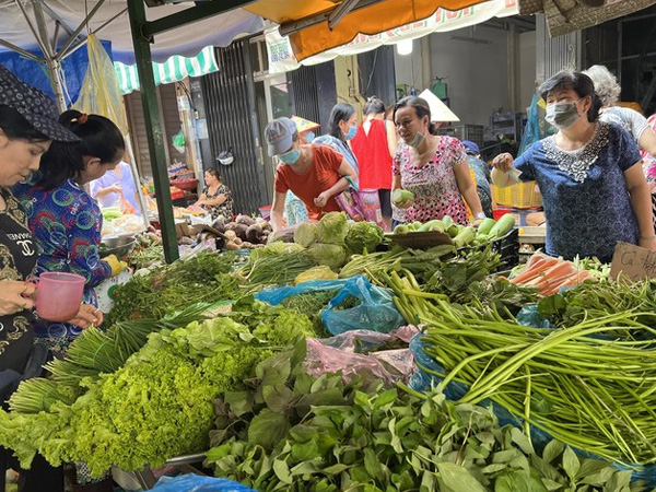 Chật vật vì xăng tăng giá
