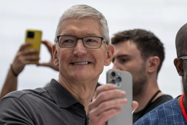 Cầm lên đã thấy iPhone 15 Pro Max đánh bay nhược điểm quan trọng của các mẫu điện thoại 'to như chiếc dép'?
