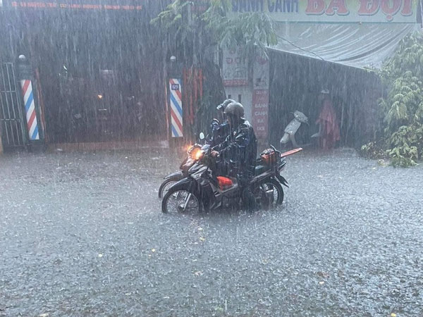 Áp thấp nhiệt đới áp sát đất liền, Bắc và Trung Trung Bộ hứng mưa lớn nhất