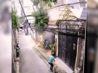 Clip: Hai người chạy thoát 1 giây trước khi ngôi nhà 4 tầng bất ngờ đổ sập ở TP HCM
