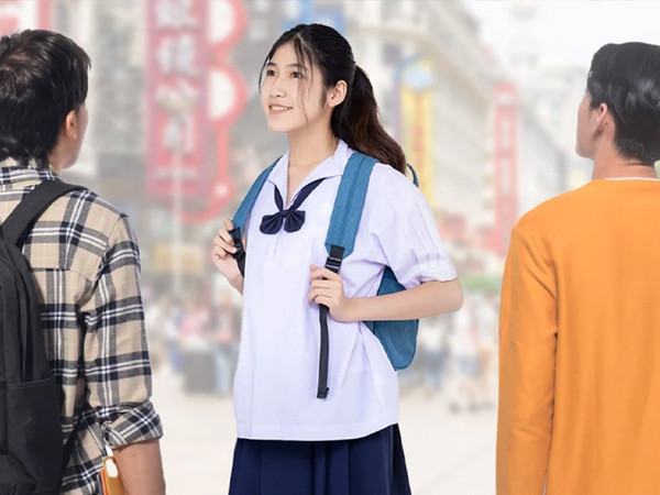 Hiệu phó bị chỉ trích vì cho rằng nữ sinh thích trang điểm là những người lẳng lơ