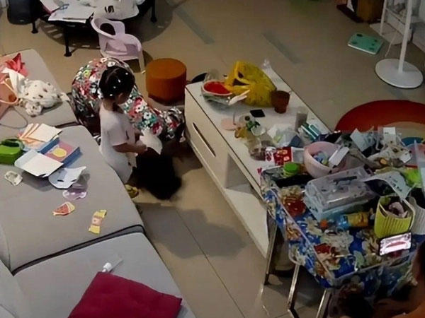 Vợ quỳ lạy cầu xin chồng vào nhà vệ sinh nhớ đóng cửa: 'Anh đừng làm như vậy nữa, em cầu xin anh'
