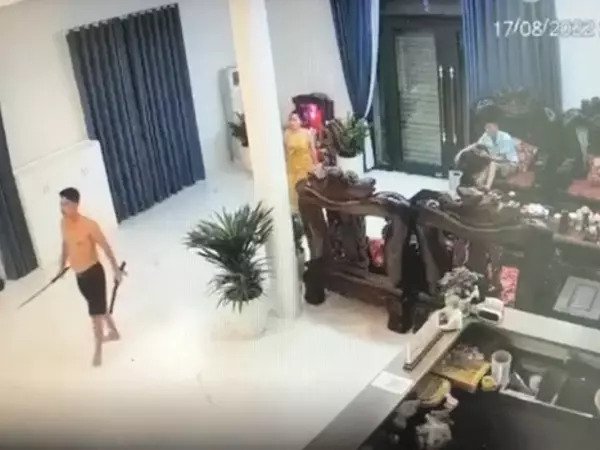 Điều tra vụ côn đồ xông vào nhà đánh cặp vợ chồng nhập viện