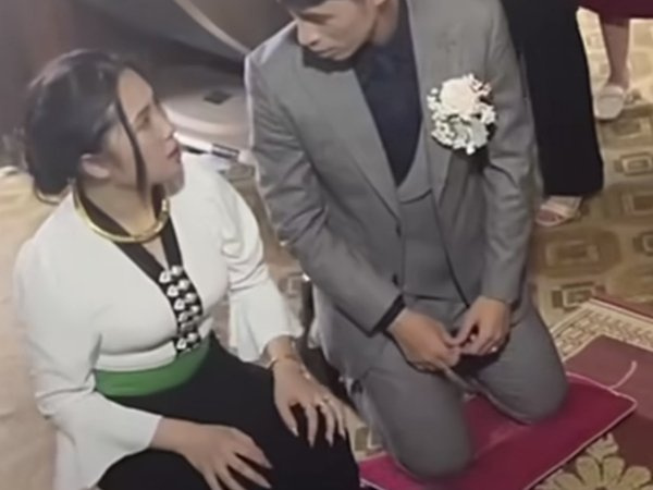 MC đám cưới tiết lộ Đình Trọng được ưu ái đặc biệt khi quỳ gối nhận quà từ nhà vợ