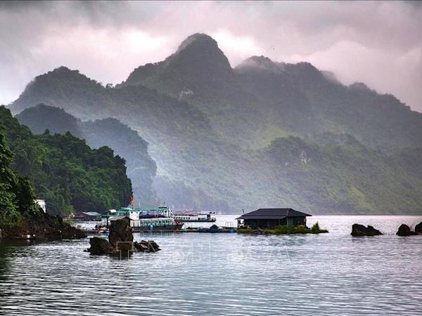 Vẻ đẹp thắng cảnh Đền Chúa Thác Bờ và động Thác Bờ