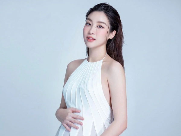 Cuộc sống mẹ bỉm của Đỗ Mỹ Linh: Được chồng chủ tịch cưng chiều, gây sốt mỗi lần lộ diện hậu sinh nở
