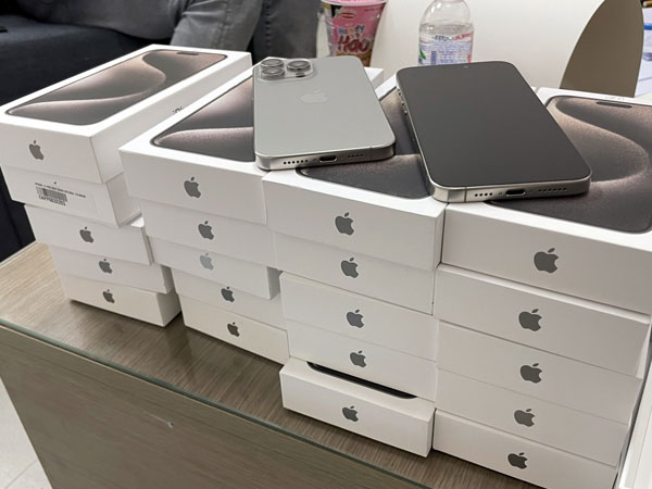 Phát hiện 2 lô hàng Iphone 15 Pro Max nhập lậu qua sân bay Tân Sơn Nhất