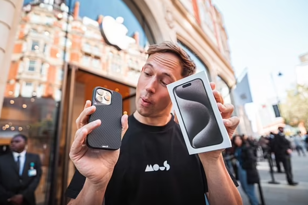iPhone 15 Pro bị ném từ xe đua: Vẫn sống sót thần kỳ!