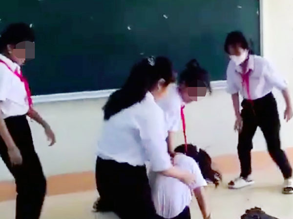 Nữ sinh lớp 7 bị lớp trưởng tát do kể bí mật riêng tư với các bạn trong lớp