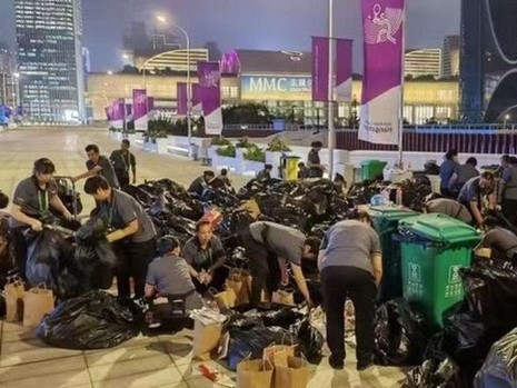 Tình nguyện viên Asiad 19 thức xuyên đêm, lục hàng nghìn túi rác để tìm chiếc điện thoại tắt nguồn