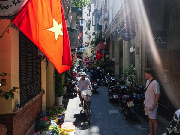 Con ngõ ẩm thực toàn quán ngon nổi tiếng Thủ đô, khách ra vào nườm nượp