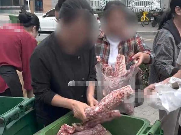 Nhà hàng tiêu hủy 2 tấn xương cừu, đám đông kéo nhau đến bới thùng rác mang về