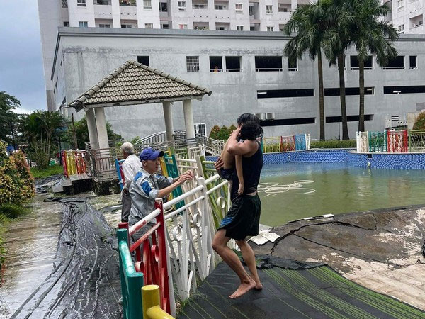 Vụ bé gái 5 tuổi ngạt nước trong hồ bơi: Bé gái đã tử vong