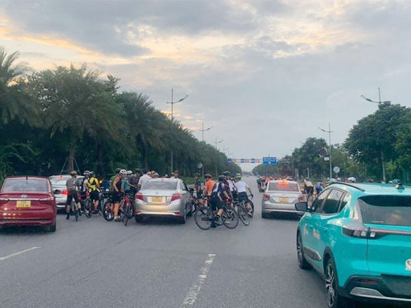 Hàng loạt 'biker' đạp xe vào làn riêng cho ô tô, CSGT Hà Nội nói gì?