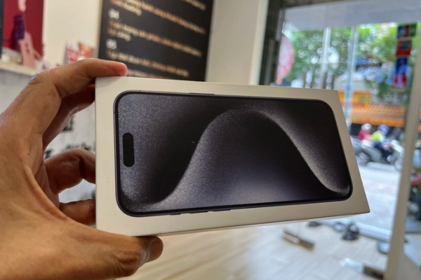 iPhone 15 xách tay rớt giá thê thảm
