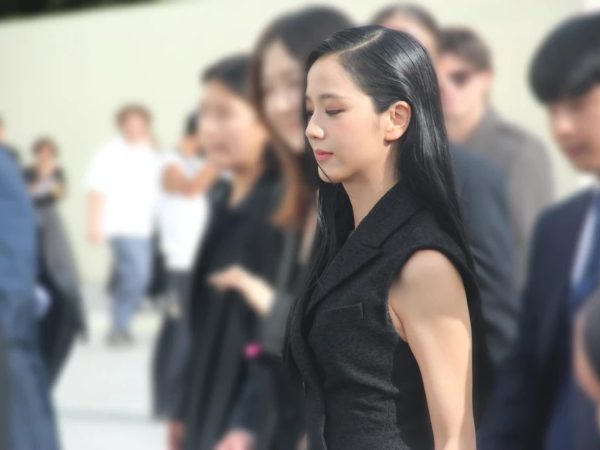 Ảnh không qua chỉnh sửa gây tranh luận giữa Jisoo (BlackPink) và Địch Lệ Nhiệt Ba