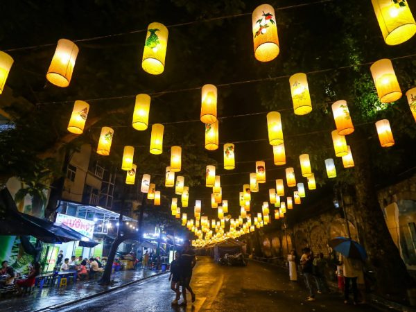 Độc lạ đèn trung thu truyền thống ''lơ lửng' trên những con phố cổ Hà Nội