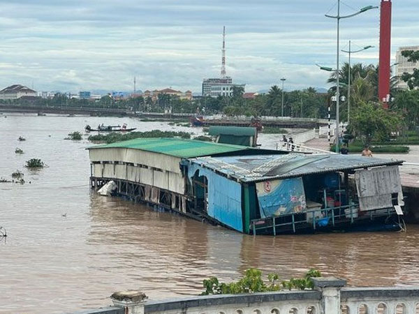 Nhà hàng nổi bị sóng đánh trôi ra biển, 4 người được cứu thoát