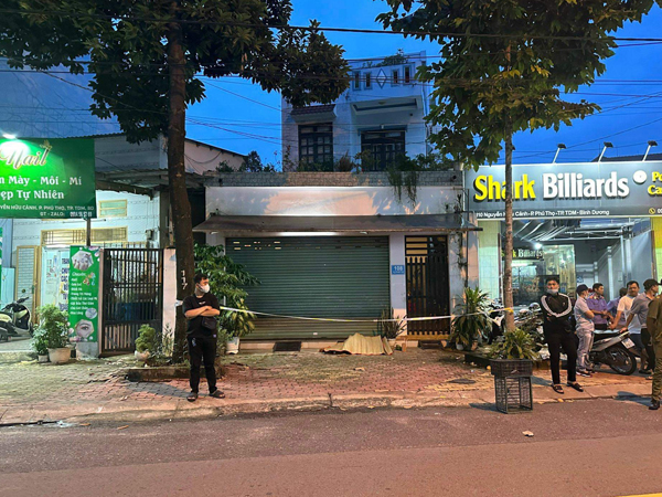 Người đàn ông bán vé số gục chết bên đường, con gái nhỏ kêu cứu
