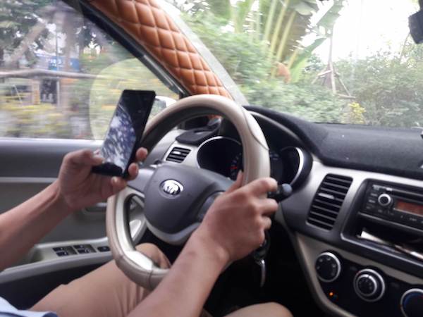 Hà Nội: Khách bỏ quên điện thoại bị tài xế taxi đem bẻ khoá, trộm tiền trong tài khoản