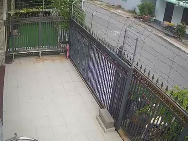 Bé gái bị cổng tự động ép ngang người