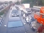 Ngủ gật, tài xế xe buýt gây ra thảm cảnh kinh hoàng trên phố