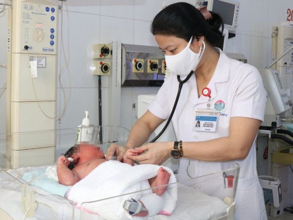 Bé trai sơ sinh chào đời với cân nặng 'khủng' 6,1kg