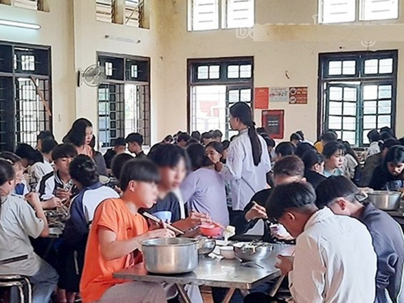 Vợ nguyên hiệu trưởng trường THPT bỏ thuốc sâu vào thức ăn của học sinh