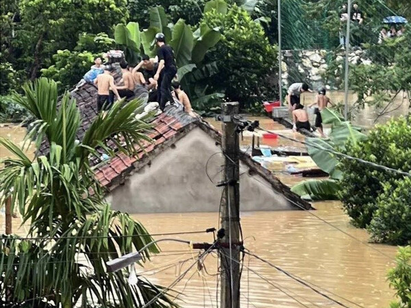 Người dân trèo lên nóc nhà tránh lũ, 700 người bị cô lập ở Nghệ An