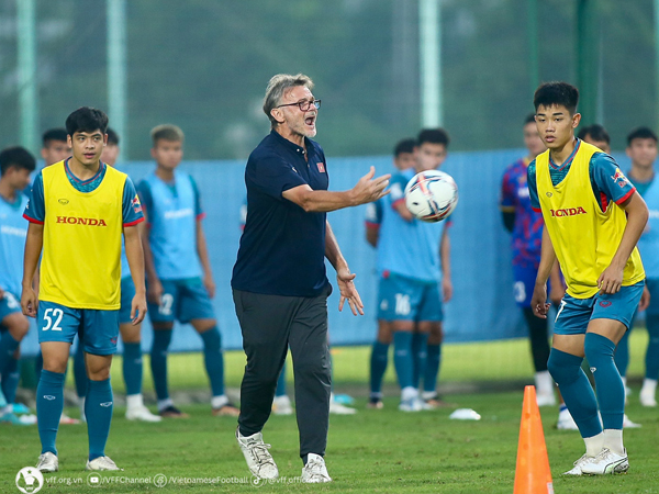 'Soi' lý do HLV Troussier ưu ái cầu thủ lứa U23 trên tuyển Việt Nam