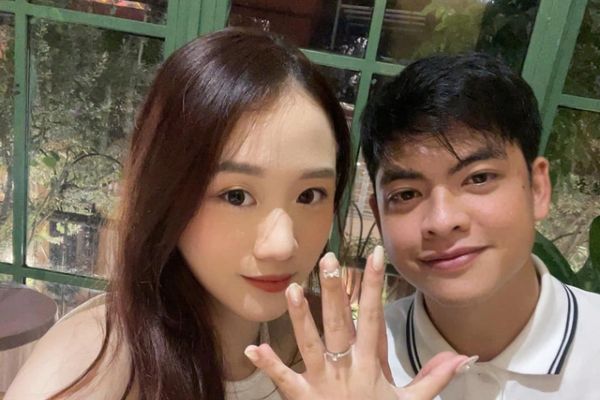 Cầu thủ U23 Việt Nam cầu hôn bạn gái đúng dịp trung thu, được nàng gật đầu đồng ý