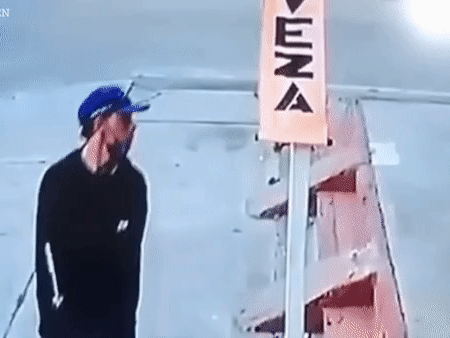 Người đàn ông khệ nệ kéo xe hàng trên đường, không ngờ ẩn sau hành động này là tội ác kinh khủng