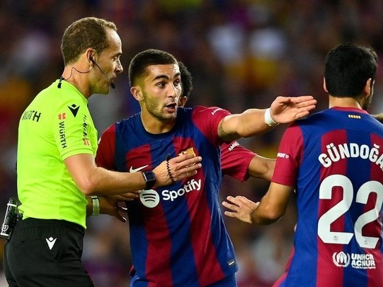 Barcelona bị điều tra về cáo buộc 'mua trọng tài'