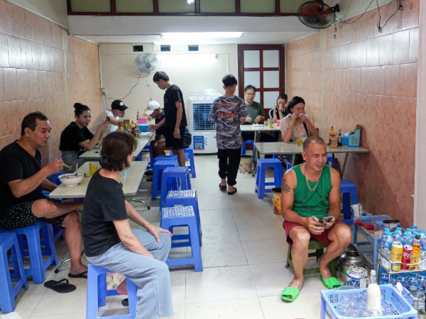 Quán phở 3 đời ở phố cổ Hà Nội khiến vua đầu bếp 'nhớ món ăn mẹ nấu'