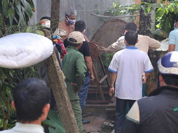 Nghe lỏm chuyện 'tế nhị' nhà hàng xóm, tên sát nhân ra tay tàn độc