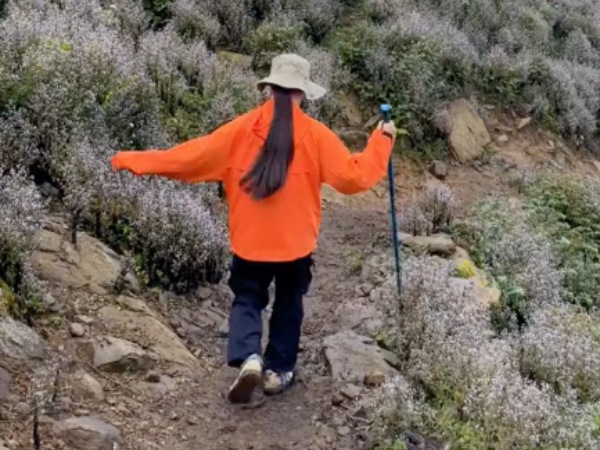 Khung cảnh trái ngược giữa tưởng tượng và thực tế khi đi trekking khiến nhiều người 'dở khóc dở cười'
