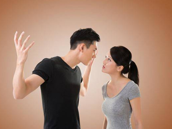 Thấy hai con chẳng giống mình, bố âm thầm đi xét nghiệm ADN liền phát hiện sự thật đau hơn cả có vợ ngoại tình