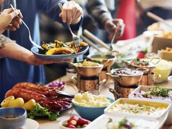 Tại sao đi ăn buffet nhân viên nhà hàng rất chăm chỉ dọn đĩa thừa cho khách? Hóa ra có ẩn ý nhưng ít người nhận ra