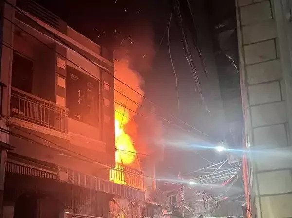 6 người kịp thoát thân trong ngôi nhà rực lửa lúc rạng sáng