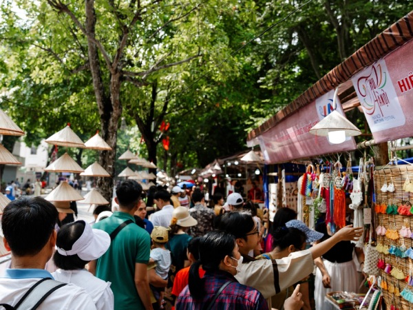 Dòng người đổ về Festival Thu Hà Nội lần đầu được tổ chức, nhiều hoạt động vui chơi và ẩm thực hấp dẫn